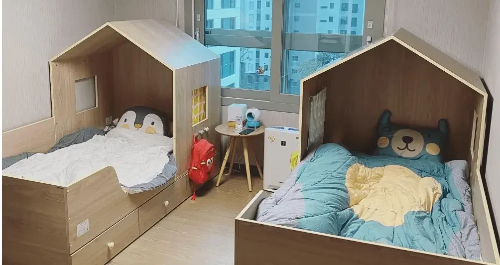 Lit cabane au sol dans une chambre d’enfant, esprit Montessori