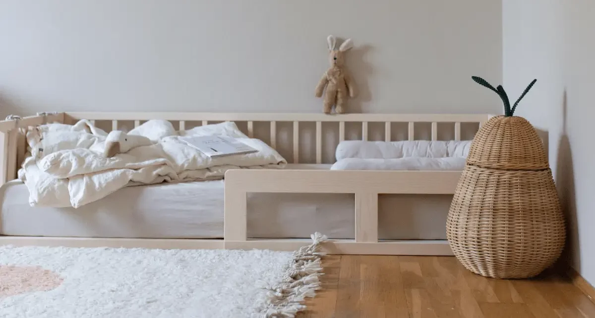 Etagère basse avec des jouets Montessori bien rangés