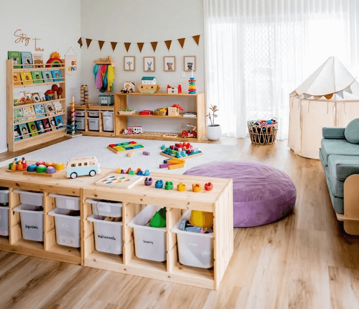 Coin lecture Montessori avec une bibliothèque frontale et des coussins au sol